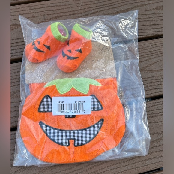Baby Essentials Pumpkin Baby Bib Halloween Adorable Pumpkin Socks - Picture 3 of 6